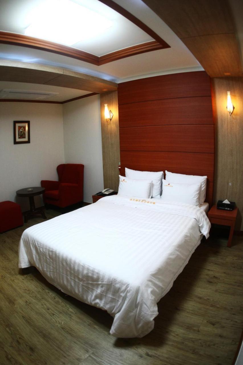 Metro Pol Tourist Hotel Pyeongtaek Room photo